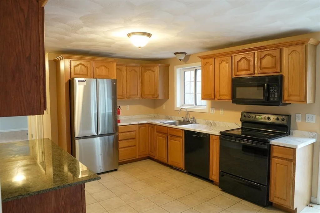 3 bed, 2 bath apartment for rent at 14 Eastern Ave, Riverside — photo 6 of 14