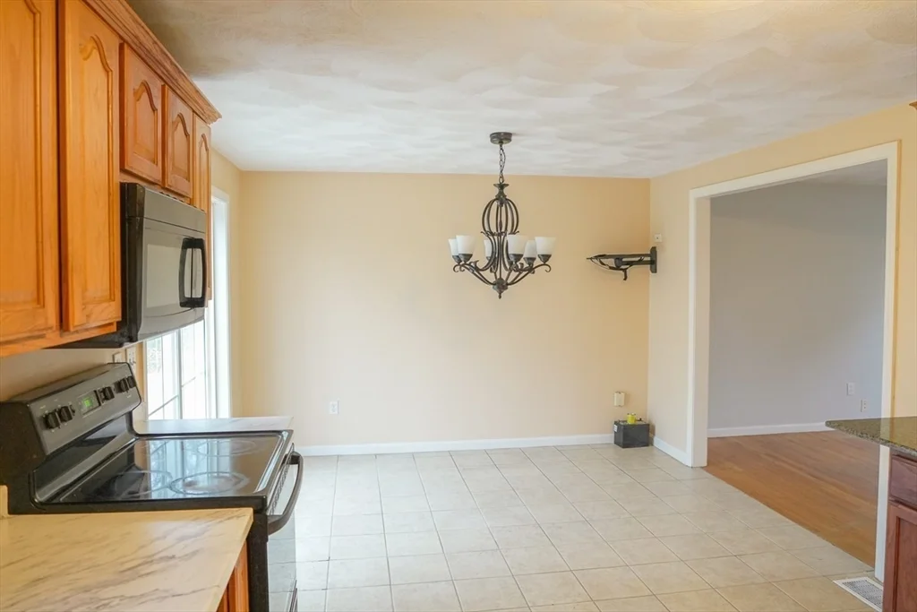 3 bed, 2 bath apartment for rent at 14 Eastern Ave, Riverside — photo 7 of 14
