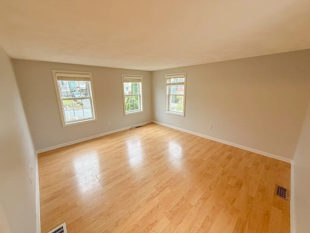 3 bed, 2 bath apartment for rent at 14 Eastern Ave, Riverside — photo 4 of 14