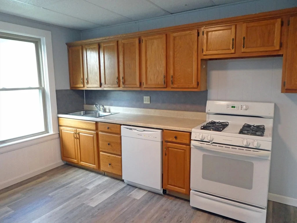3 bed, 1 bath apartment for rent at 14 Elm St Unit 2, Middleborough — photo 3 of 18