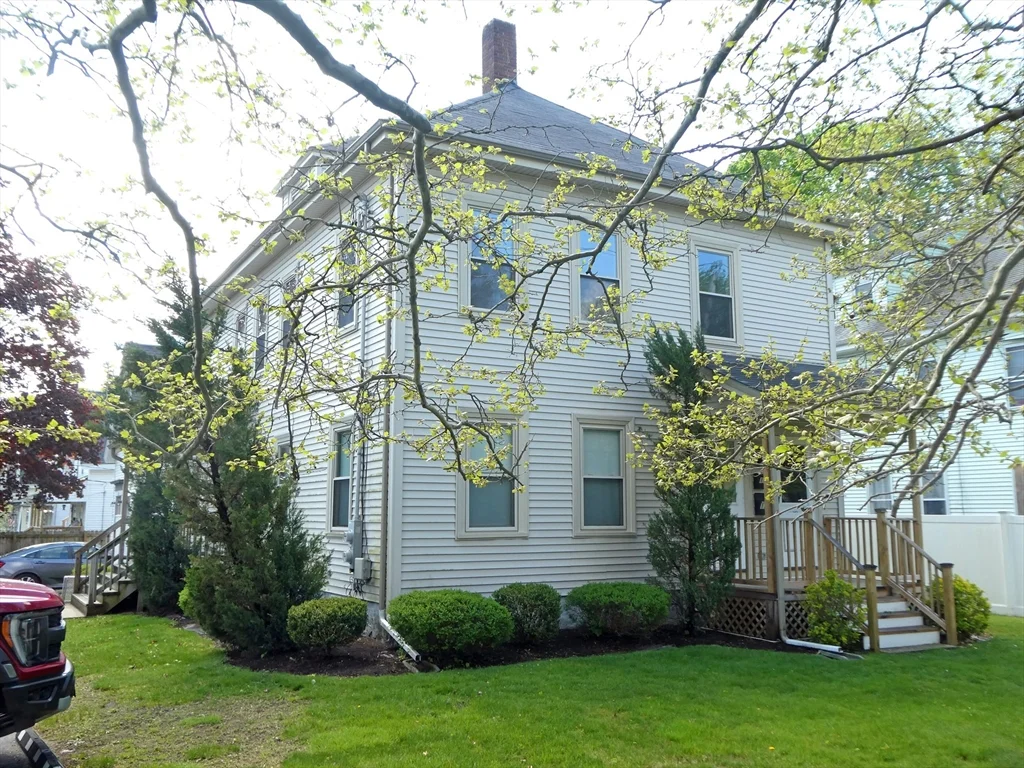 3 bed, 1 bath apartment for rent at 14 Elm St Unit 2, Middleborough — photo 1 of 18