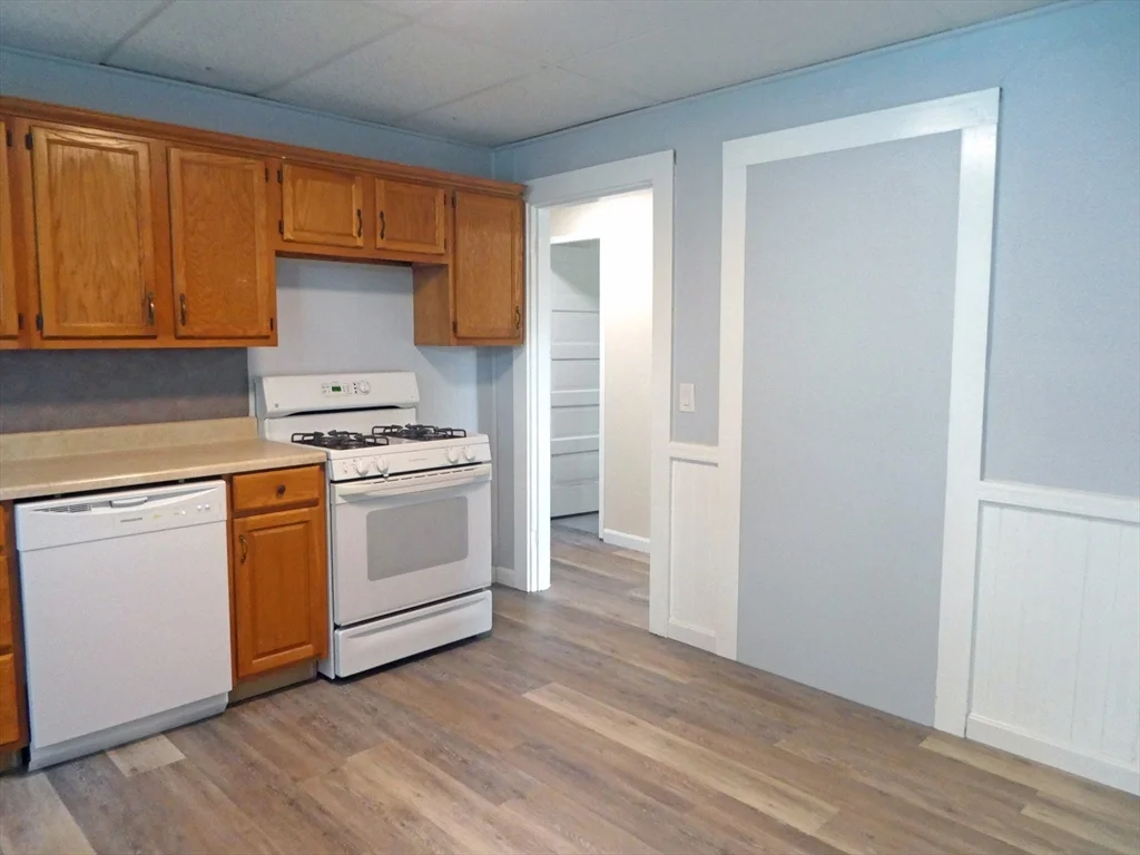 3 bed, 1 bath apartment for rent at 14 Elm St Unit 2, Middleborough — photo 4 of 18