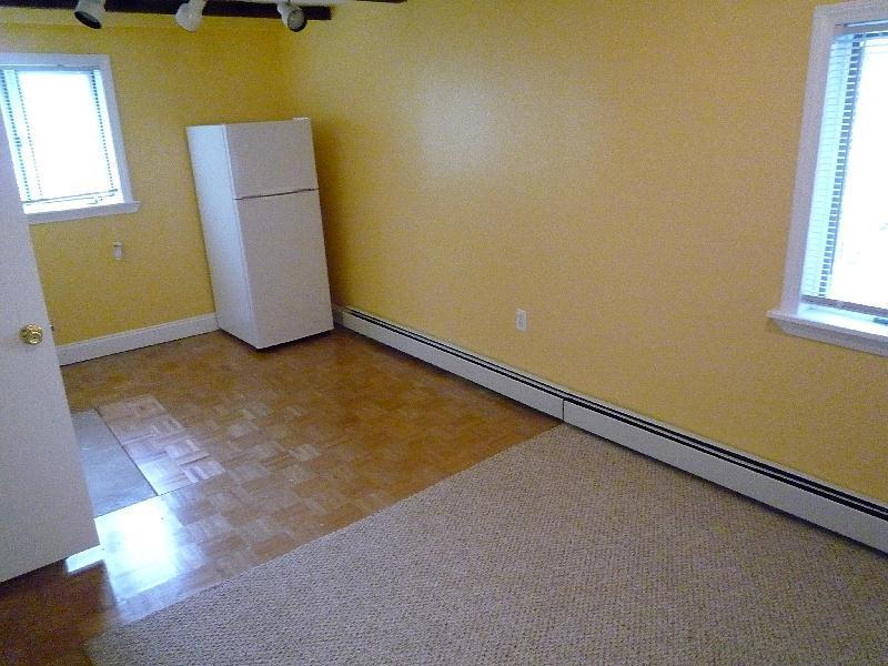 4 bed, 2 bath apartment for rent at 14 Everett St Unit 2, Ward Two — photo 3 of 10