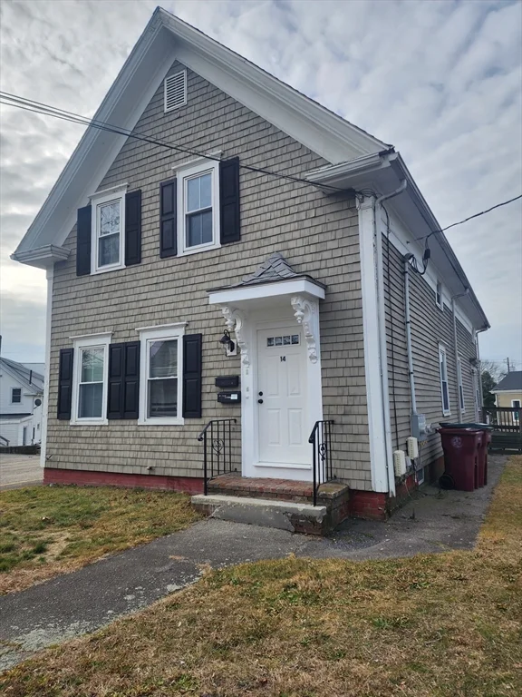 2 bed, 1 bath apartment for rent at 14 Everett Unit 2, Middleboro — photo 1 of 18