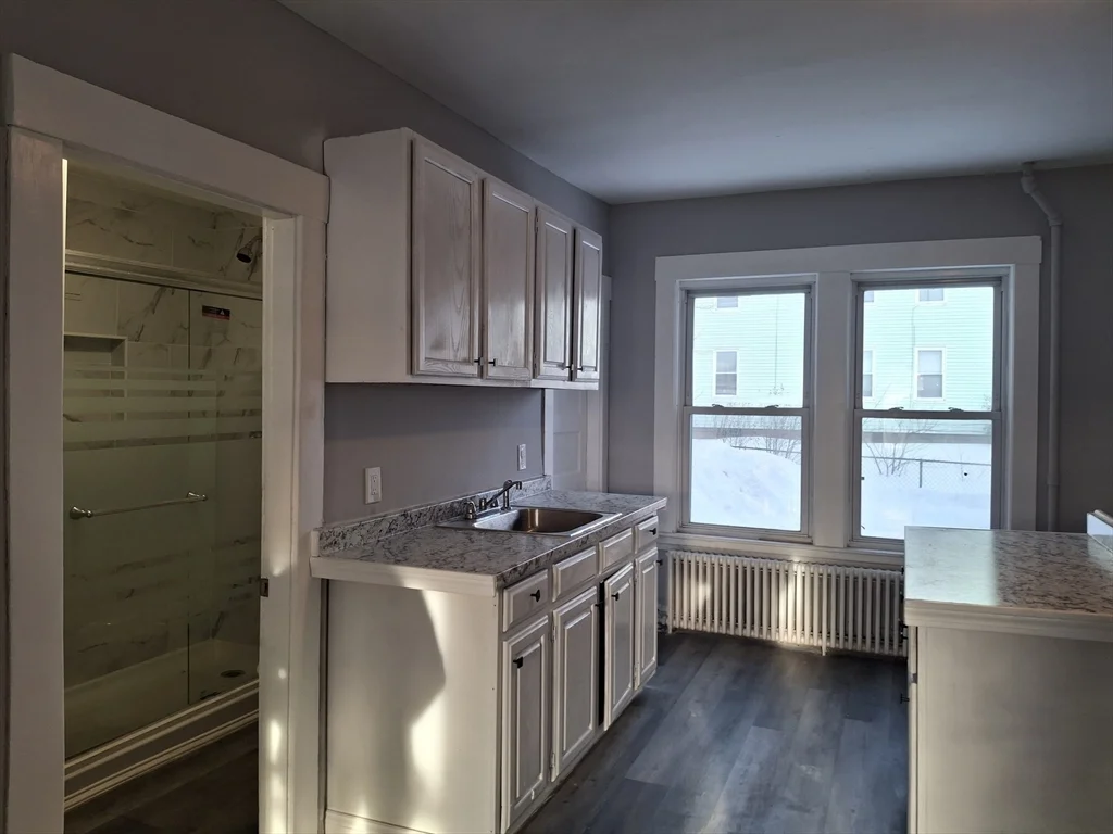 3 bed, 1 bath apartment for rent at 14 Florence St Unit 1, Leominster — photo 5 of 11