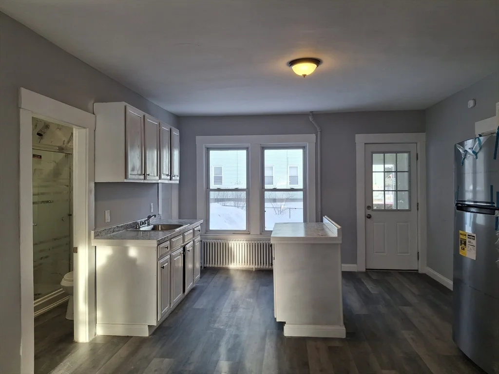 3 bed, 1 bath apartment for rent at 14 Florence St Unit 1, Leominster — photo 4 of 11