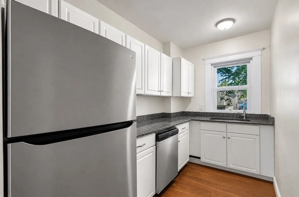 3 bed, 1 bath apartment for rent at 14 Forest Ave Unit 2, Salem — photo 3 of 11