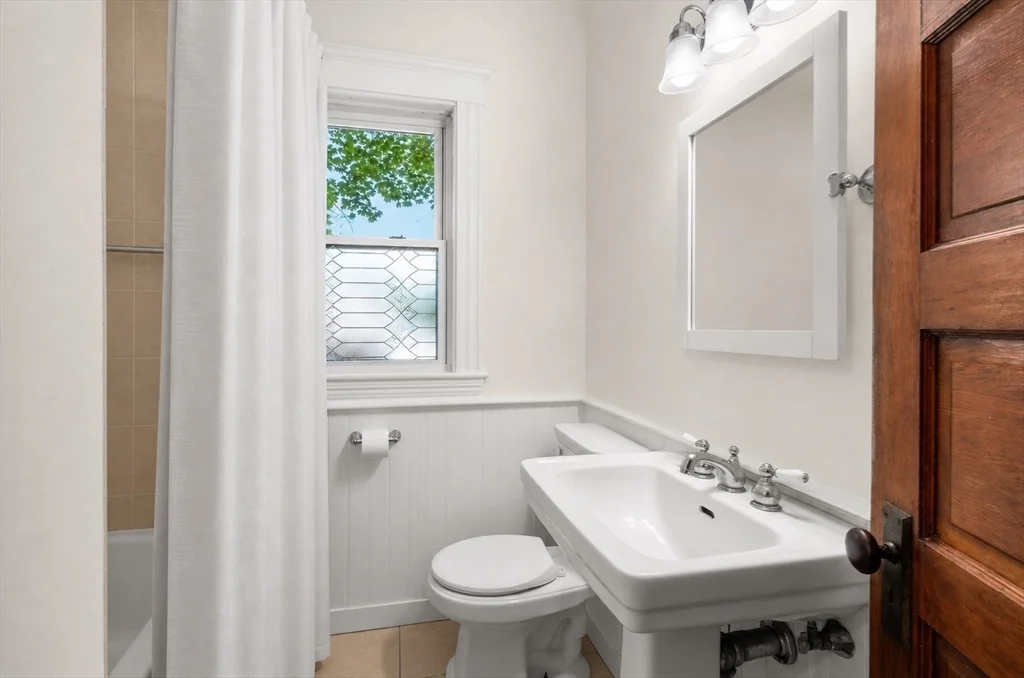 3 bed, 1 bath apartment for rent at 14 Forest Ave Unit 2, Salem — photo 8 of 11