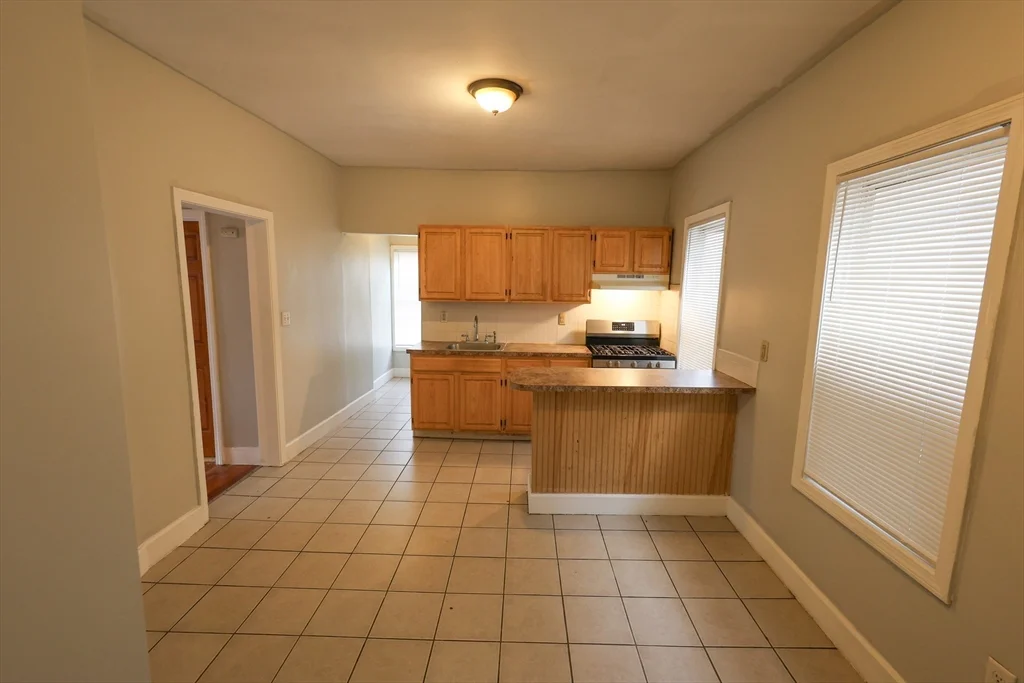 4 bed, 1 bath apartment for rent at 14 Fowler St Unit 2, Dorchester — photo 5 of 14