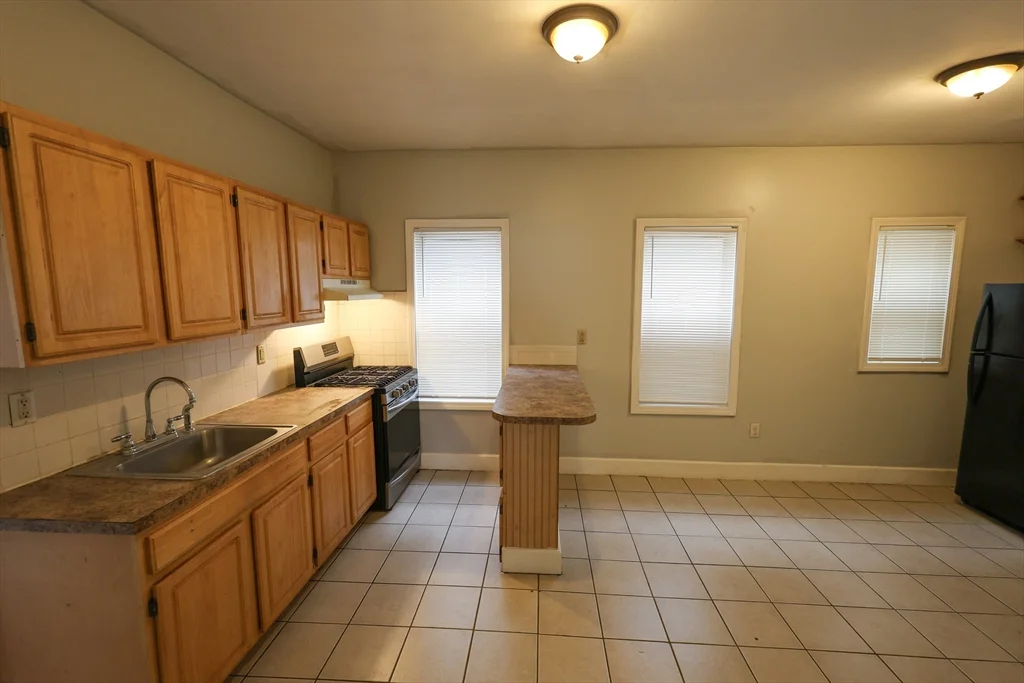 4 bed, 1 bath apartment for rent at 14 Fowler St Unit 2, Dorchester — photo 3 of 14