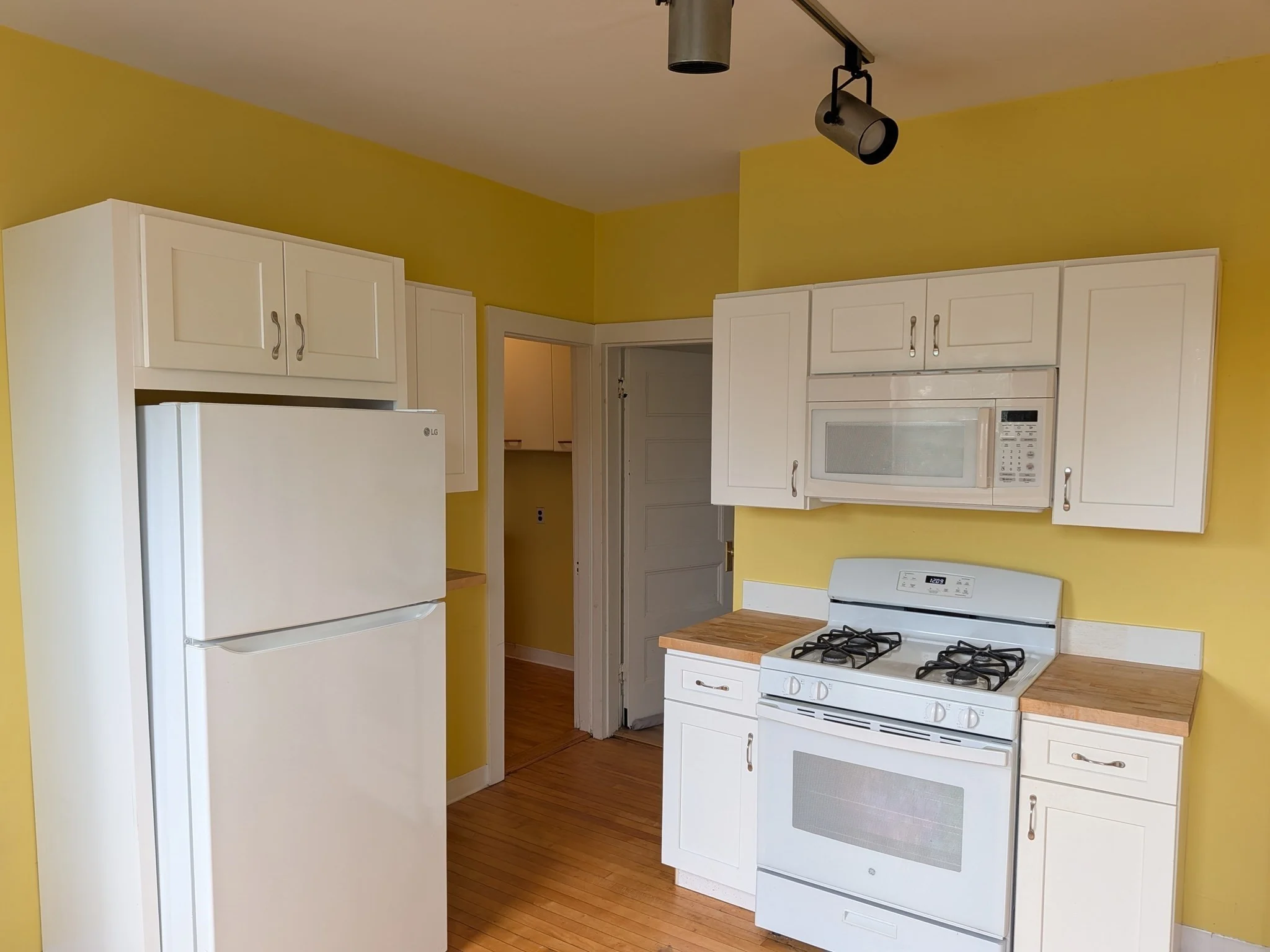 3 bed, 1 bath apartment for rent at 14 Glenwood Ave Unit 2, Cambridgeport