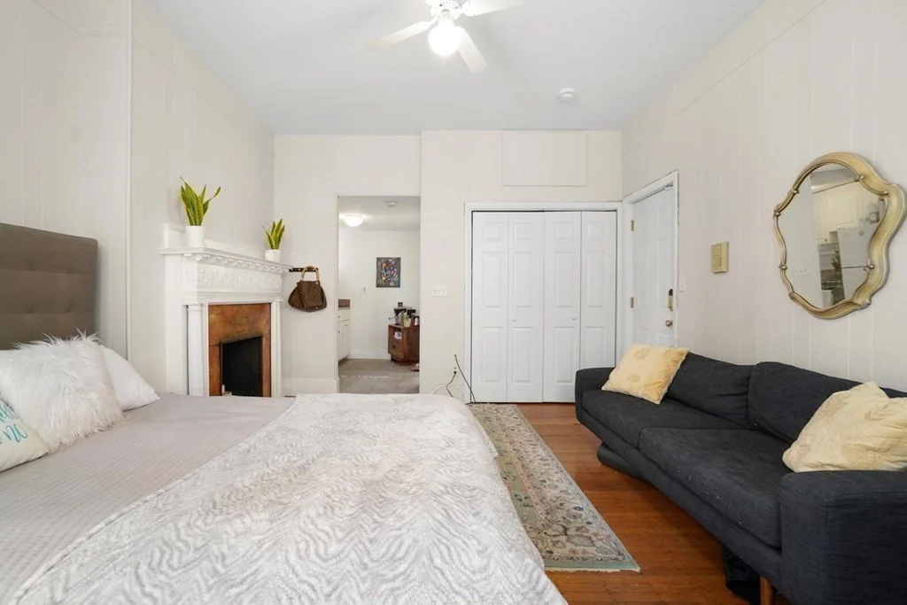 Studio bed, 1 bath apartment for rent at 14 Gloucester Unit 1A, Back Bay — photo 3 of 8
