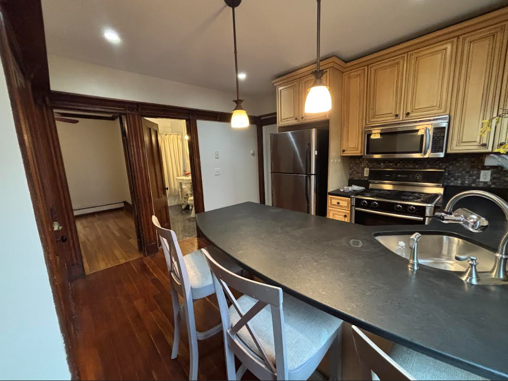 2.5 bed, 1 bath apartment for rent at 14 Greenwood Ter Unit 2, Ward Two — photo 3 of 19