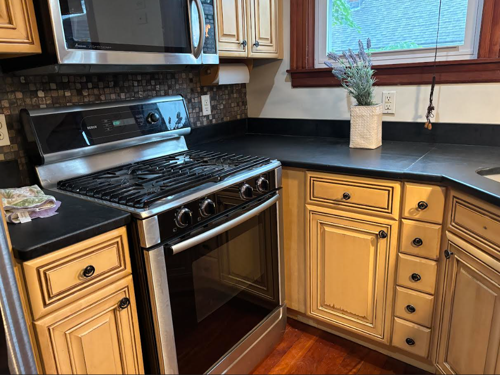 2.5 bed, 1 bath apartment for rent at 14 Greenwood Ter Unit 2, Ward Two — photo 4 of 19