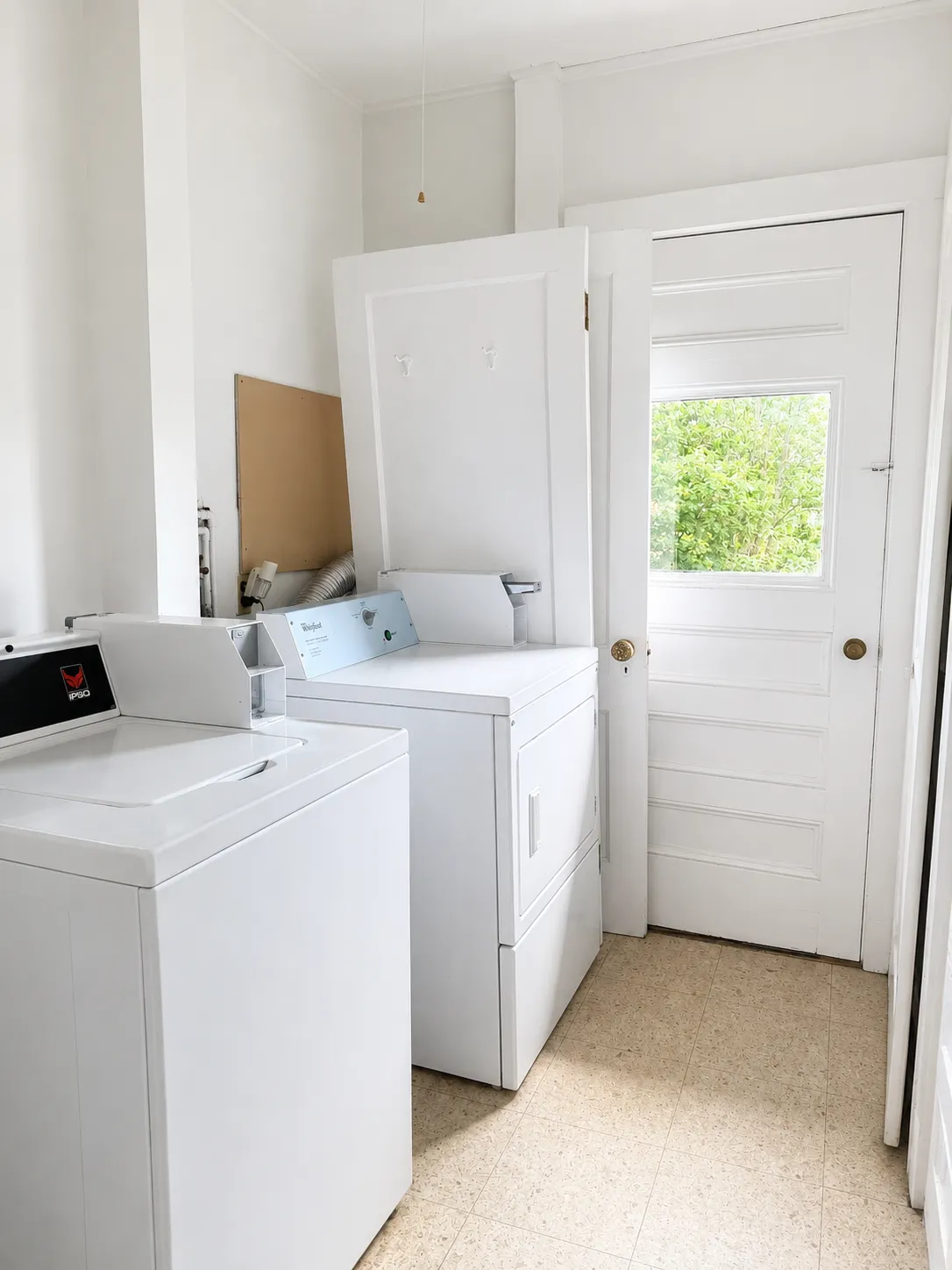 6 bed, 2 bath apartment for rent at 14 Hammondswood Rd Unit 14, Chestnut Hill — photo 8 of 25