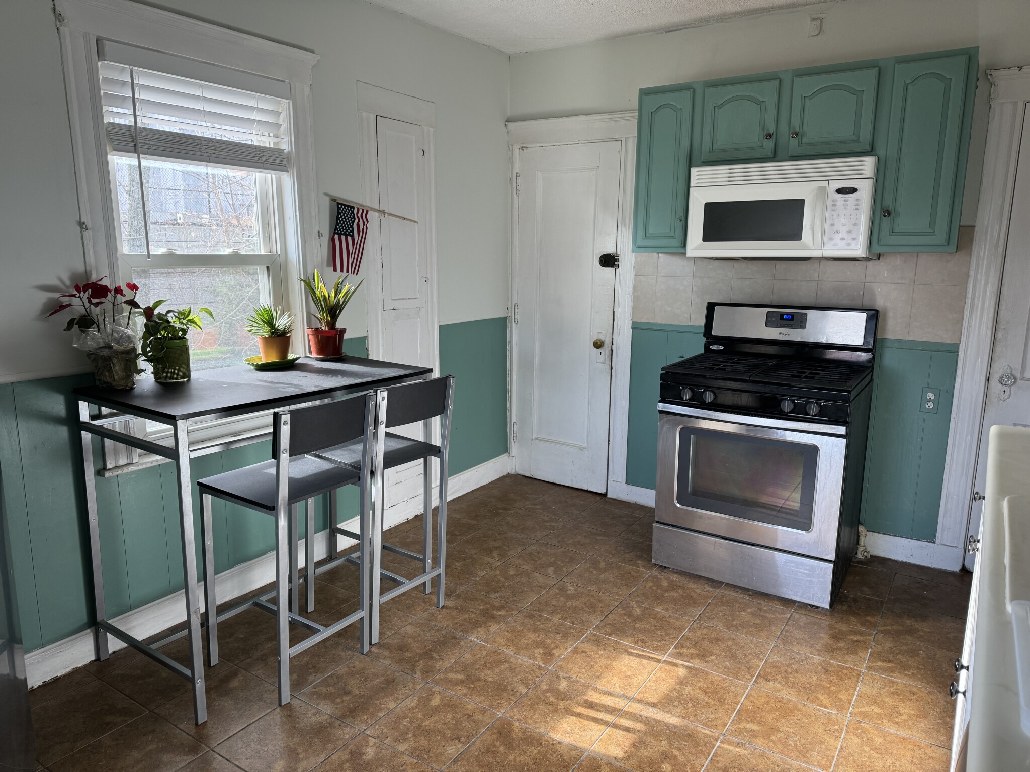 3 bed, 2 bath apartment for rent at 14 Hazelwood St Unit 3, Roxbury — photo 2 of 10