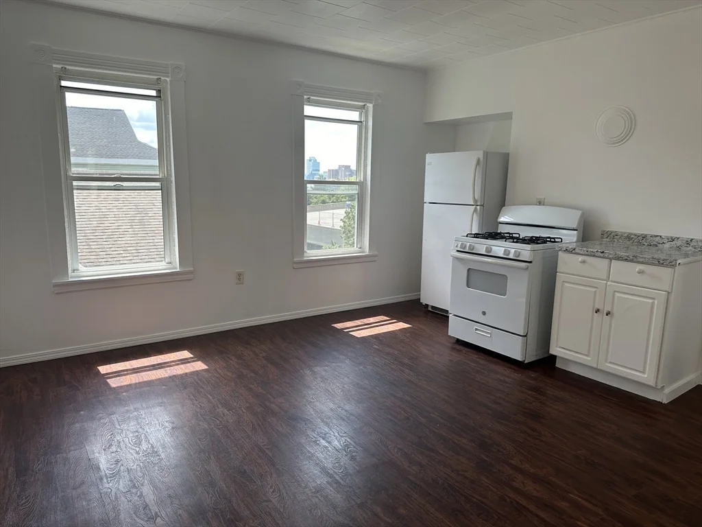 2 bed, 1 bath apartment for rent at 14 Hooper St Unit 3, Worcester — photo 3 of 12