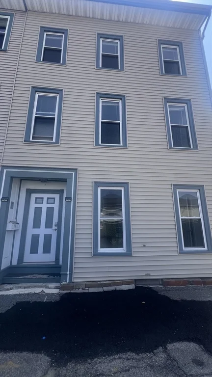 4 bed, 3 bath apartment for rent at 14 Humboldt Pl Unit 1, South Boston — photo 9 of 27