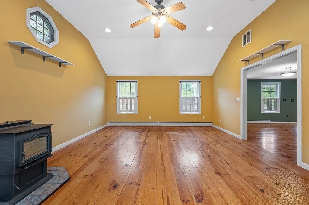 3 bed, 2 bath apartment for rent at 14 Joanna Dr, Rutland — photo 3 of 36