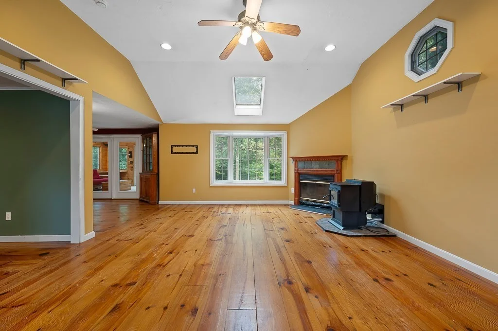 3 bed, 2 bath apartment for rent at 14 Joanna Dr, Rutland — photo 2 of 36