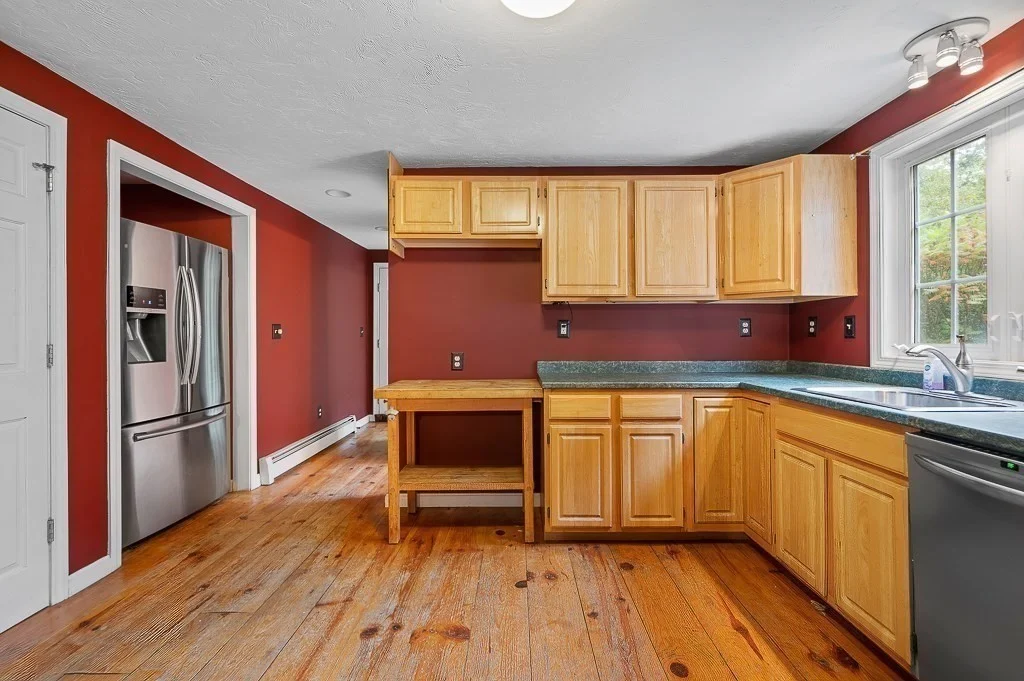3 bed, 2 bath apartment for rent at 14 Joanna Dr, Rutland — photo 8 of 36