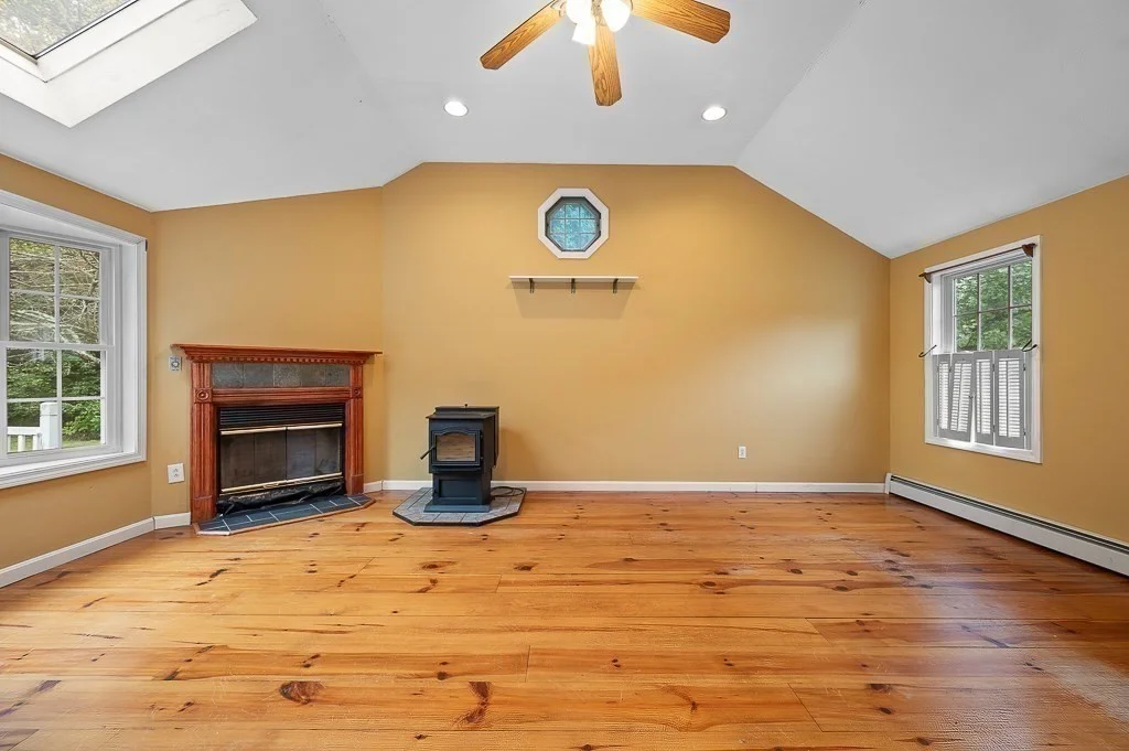 3 bed, 2 bath apartment for rent at 14 Joanna Dr, Rutland — photo 4 of 36