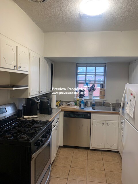 3 bed, 2 bath apartment for rent at 14 Lake Shore Ct Unit 3, Brighton — photo 5 of 13