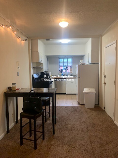 3 bed, 2 bath apartment for rent at 14 Lake Shore Ct Unit 3, Brighton — photo 4 of 13