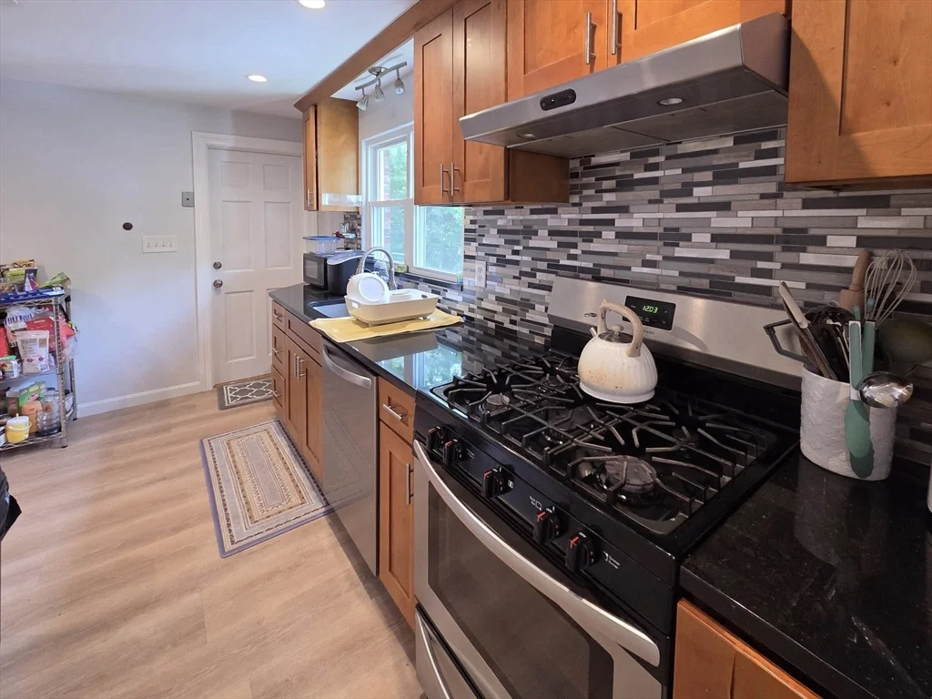3 bed, 1 bath apartment for rent at 14 Louise Unit 2, Chestnut Hill — photo 6 of 14