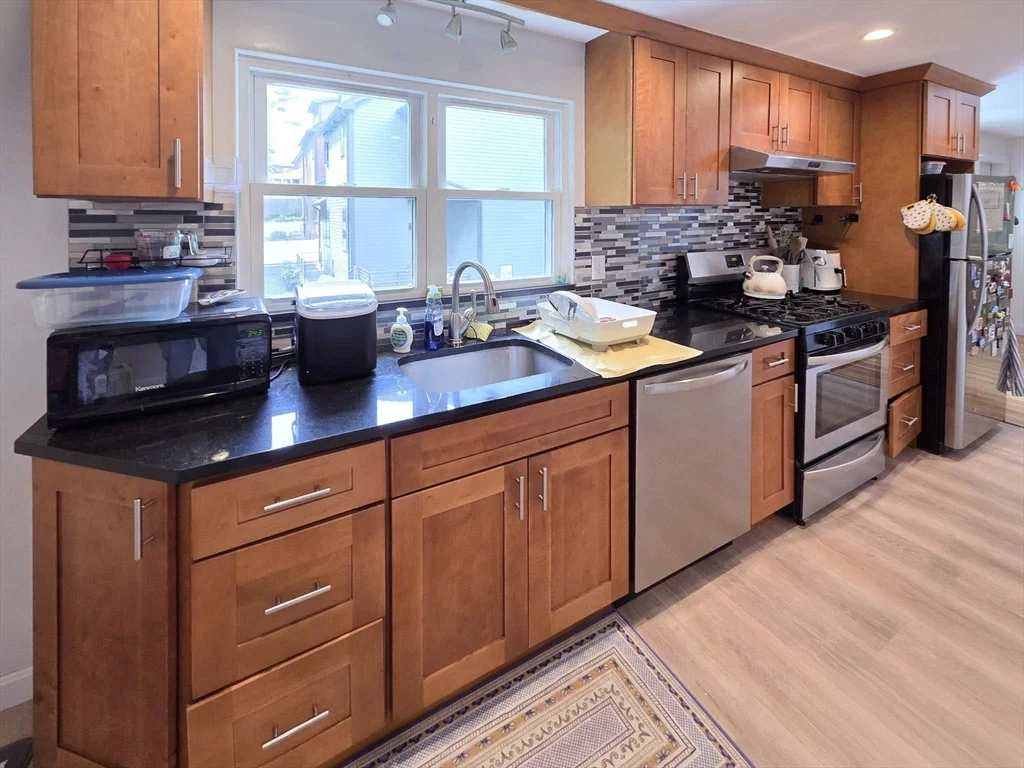 3 bed, 1 bath apartment for rent at 14 Louise Unit 2, Chestnut Hill — photo 5 of 14