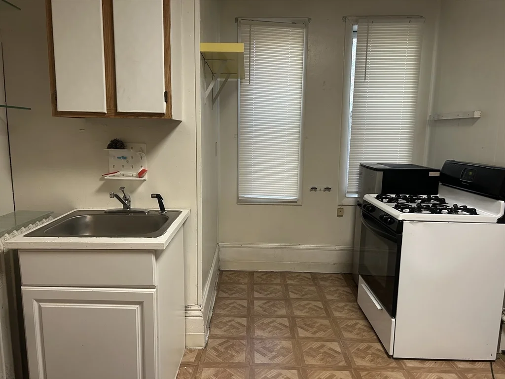 Studio bed, 1 bath apartment for rent at 14 Monument Sq Unit 2, Charlestown — photo 1 of 4