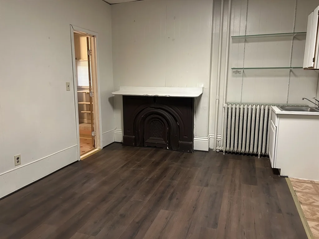 Studio bed, 1 bath apartment for rent at 14 Monument Sq Unit 2, Charlestown — photo 3 of 4