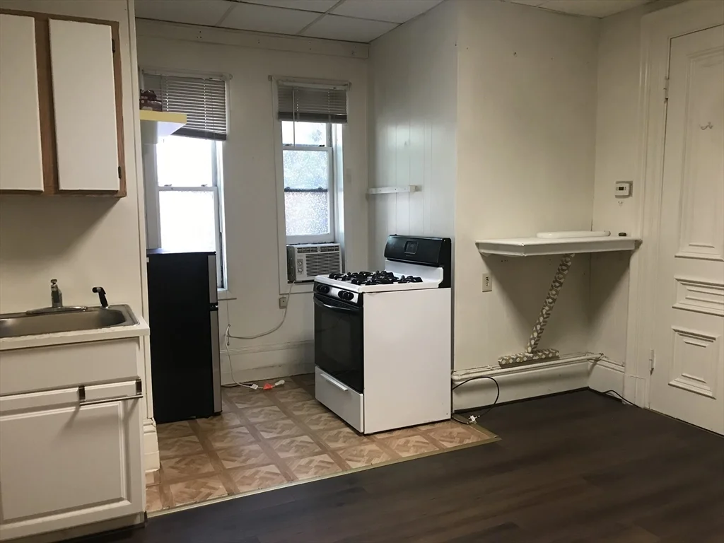 Studio bed, 1 bath apartment for rent at 14 Monument Sq Unit 2, Charlestown — photo 2 of 4