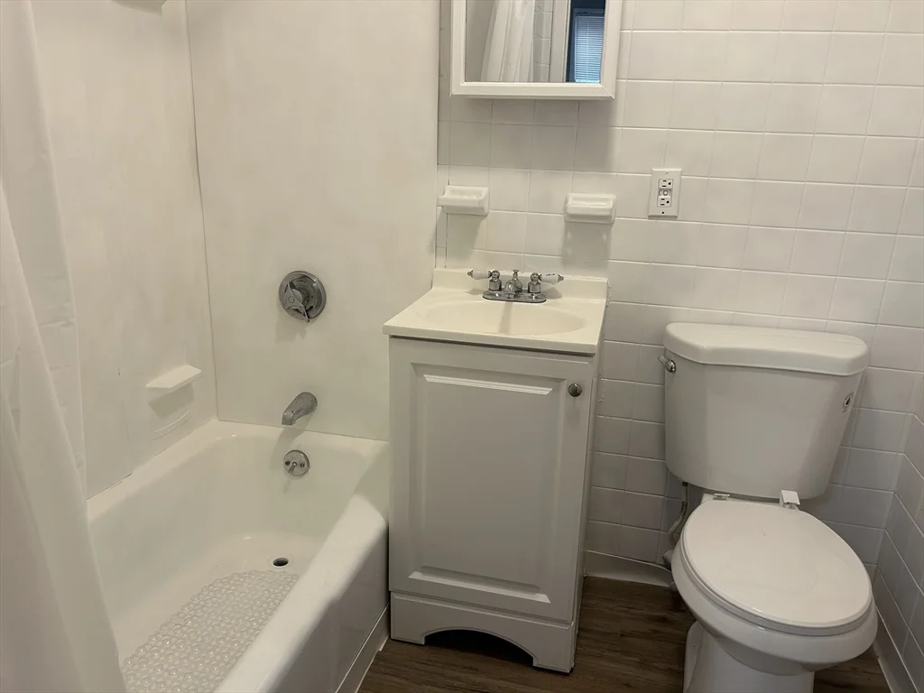 Studio bed, 1 bath apartment for rent at 14 Monument Sq Unit 2, Charlestown — photo 4 of 4