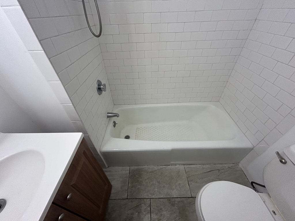 Studio bed, 1 bath apartment for rent at 14 Monument Sq Unit 8, Charlestown — photo 9 of 9