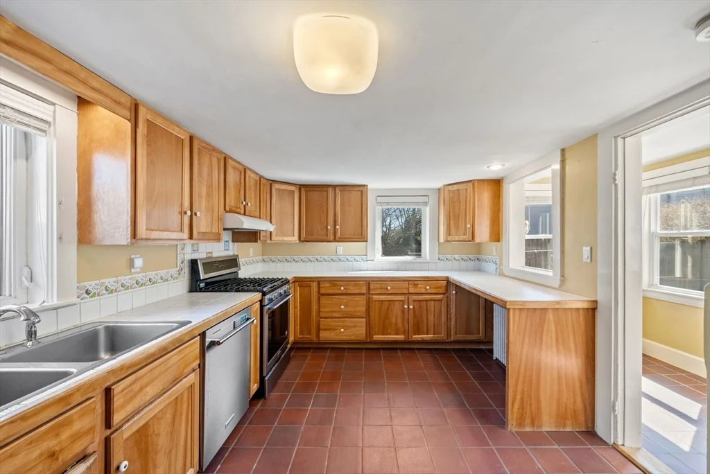 4 bed, 1 bath apartment for rent at 14 Morse Ct, Kettle Cove Village — photo 12 of 31