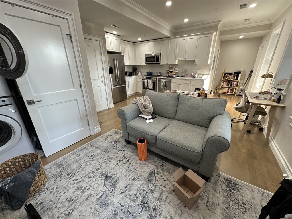 1 bed, 1 bath apartment for rent at 14 Mount Hood Rd Unit 4, Brighton — photo 3 of 7