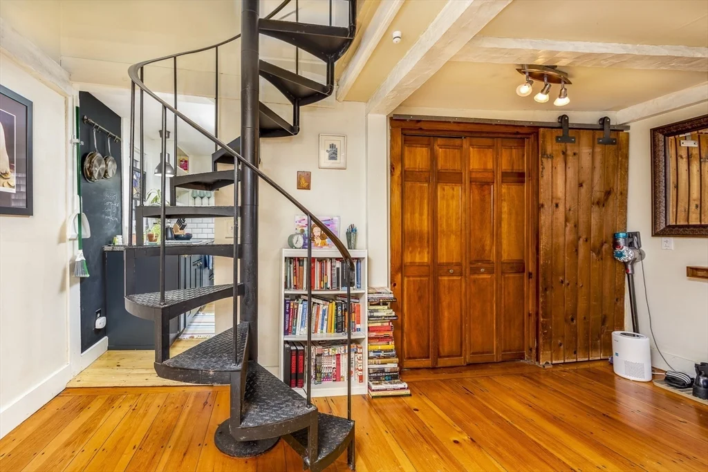 1 bed, 1 bath apartment for rent at 14 Nicholson Hill Unit B, Marblehead — photo 6 of 22