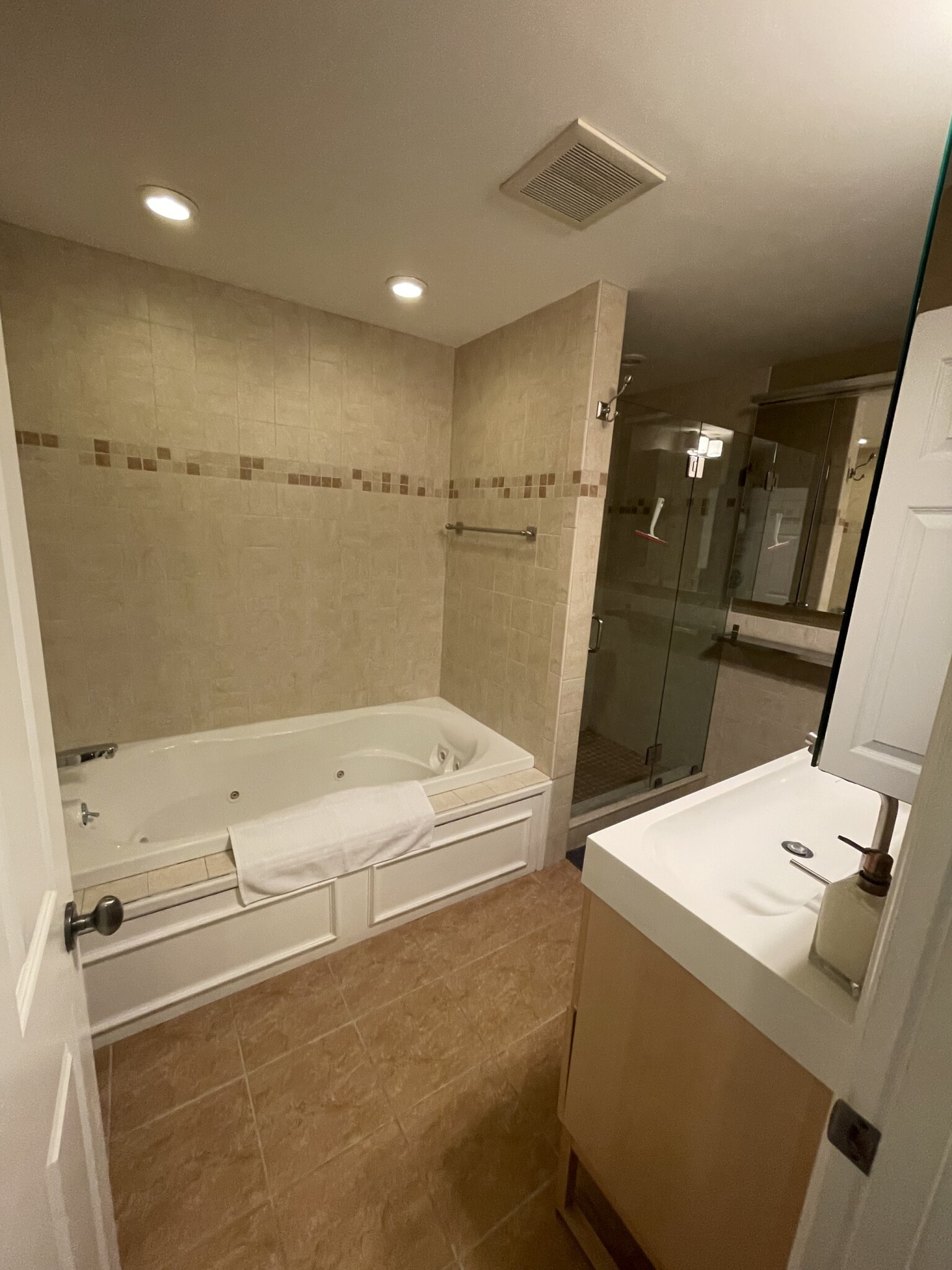 4 bed, 2 bath apartment for rent at 14 Oak St Unit 2, Ward Two — photo 18 of 36