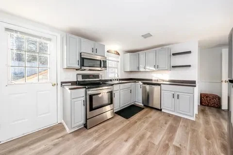 2 bed, 1 bath apartment for rent at 14 Old Mayfair Rd Unit no, Dennis — photo 4 of 8