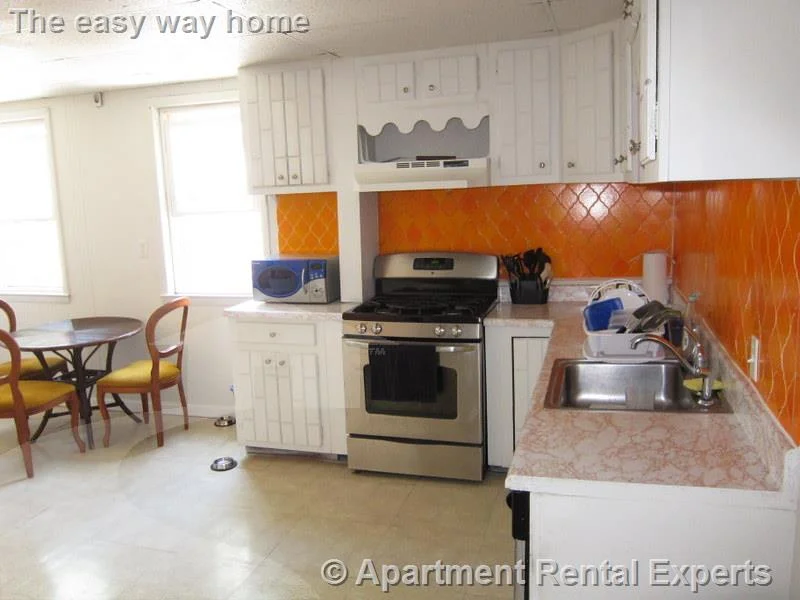 3 bed, 1 bath apartment for rent at 14 Oxford St Unit 2, Spring Hill — photo 1 of 14