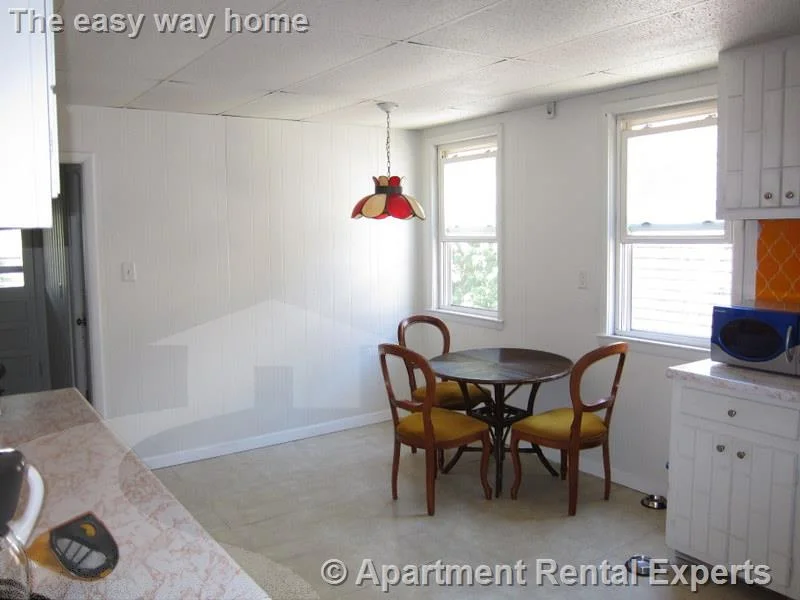 3 bed, 1 bath apartment for rent at 14 Oxford St Unit 2, Spring Hill — photo 3 of 14