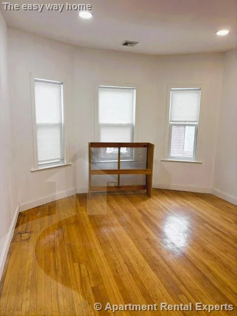 3 bed, 2 bath apartment for rent at 14 Quincy St Unit 2, Tufts — photo 3 of 17