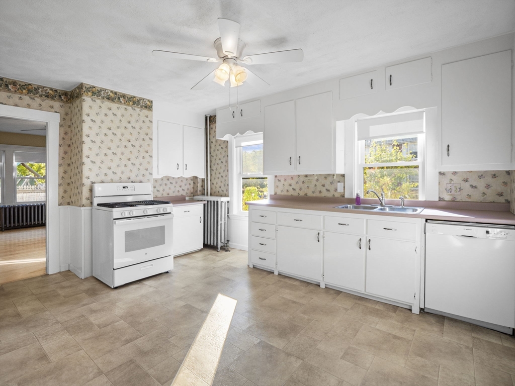4 bed, 1 bath apartment for rent at 14 R Charles St, Danvers — photo 10 of 31