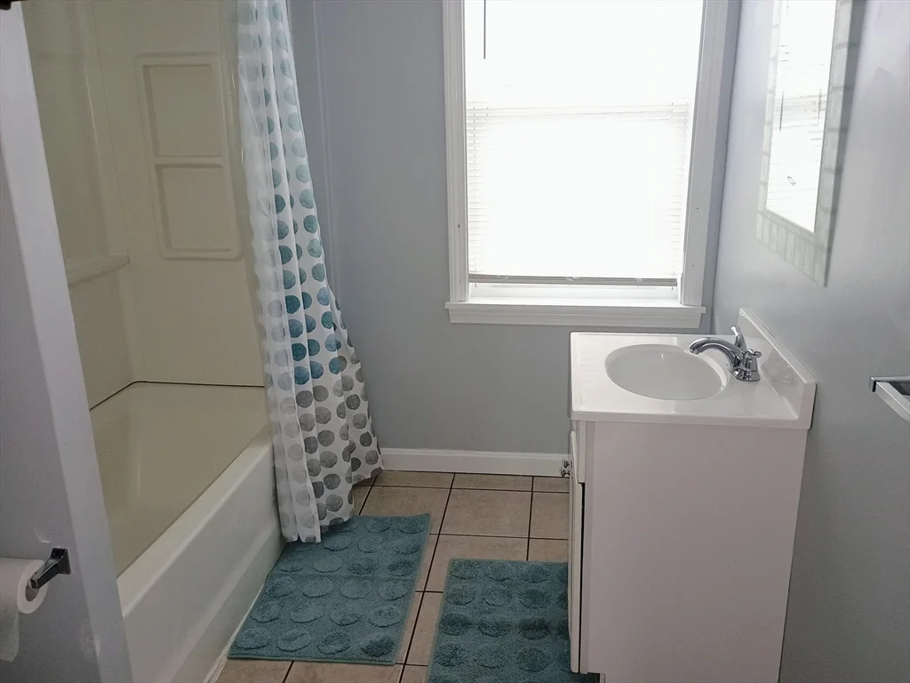 3 bed, 1 bath apartment for rent at 14 Randall St Unit 3, Taunton — photo 3 of 8