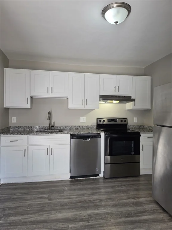 3 bed, 1 bath apartment for rent at 14 Ridgeway Unit 4, Lynn — photo 3 of 6