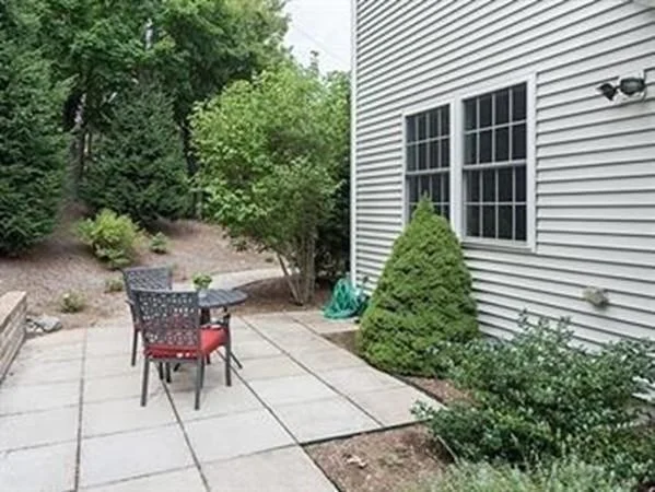 3 bed, 2 bath apartment for rent at 14 Rockland St, Newton Highlands — photo 4 of 19