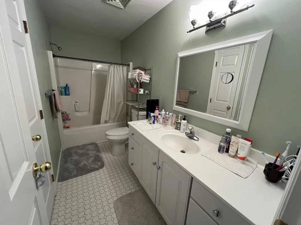 3 bed, 2 bath apartment for rent at 14 Rockland St, Newton Highlands — photo 19 of 19