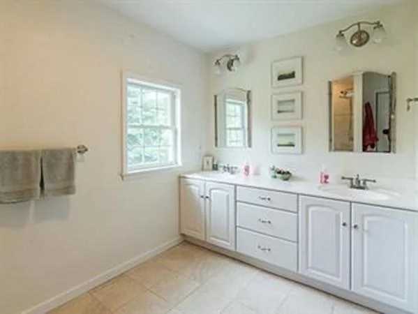 3 bed, 2 bath apartment for rent at 14 Rockland St, Newton Highlands — photo 5 of 19