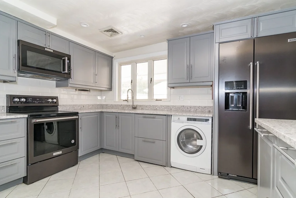 3 bed, 1 bath apartment for rent at 14 Rosslare Rd, Framingham — photo 4 of 20